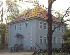 Seitenansicht des zweistöckigen grau verputzen Gebäudes der Betriebsstelle des Mess- und Eichwesen Niedersachsen in Göttingen und Satteldach