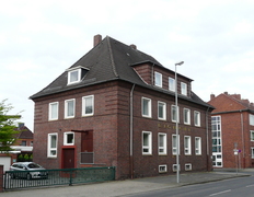 Seitenansicht des dreistöckigen Gebäudes der Betriebsstelle des Mess- und Eichwesen Niedersachsen in Emden aus dunkelrotem Backstein und Satteldach
