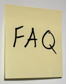 Ein gelbes Blatt Papier mit den handgeschriebenen Buchstaben „FAQ“