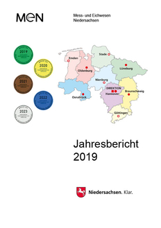 Titelseite des Jahresberichtes aus 2019 mit den neuen Bezirken des MEN auf Niedersachsenlandkarte neben fünf runden Eichmarken in verschiedenen Farben über dem Schriftzug „Jahresbericht 2019“ und dem Niedersachsenlogo und dem Text „Niedersachsen