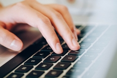 Eine Hand auf der Tastatur