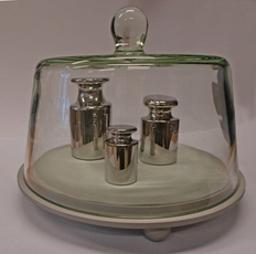 3 silberne Gewichtsnormaler unter Glas