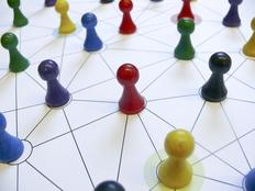 bunte Spielfiguren im Liniennetz