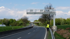 vierspurige Straße an der B6 mit Portal für Section Control-Messtechnik