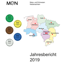 Titelseite des Jahresberichtes aus 2019 mit den neuen Bezirken des MEN auf Niedersachsenlandkarte neben fünf runden Eichmarken in verschiedenen Farben über dem Schriftzug „Jahresbericht 2019“ und dem Niedersachsenlogo und dem Text „Niedersachsen