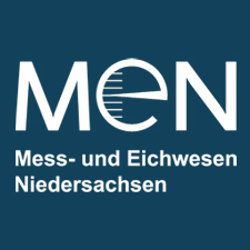 Weißes MEN-Logo auf blauem Untergrund