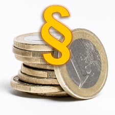 mehrere Eurostücke übereinander gestapelt, davor ein gelbes Gsetzzeichen