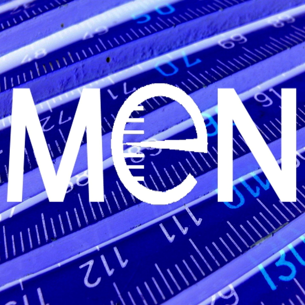 M€N-Schriftzug in weißer Schrift auf geöffnetem blauem Zollstock