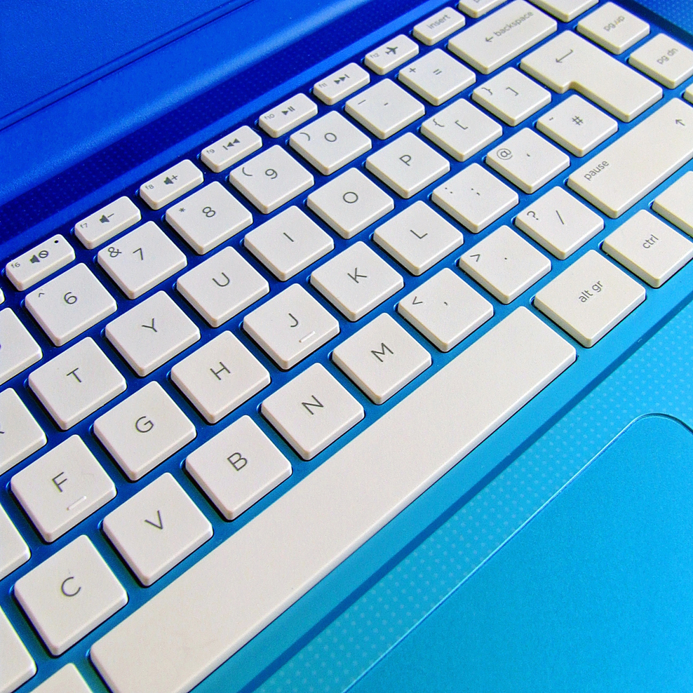 Laptoptastatur weiß auf blauem Hintergrund