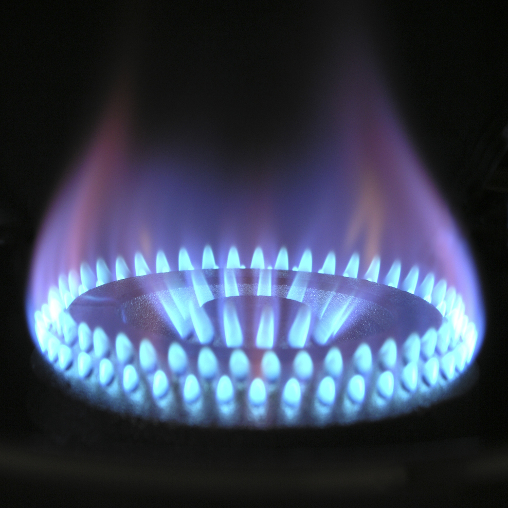 Gasflamme auf Gasherd vor schwarzem Hintergrund