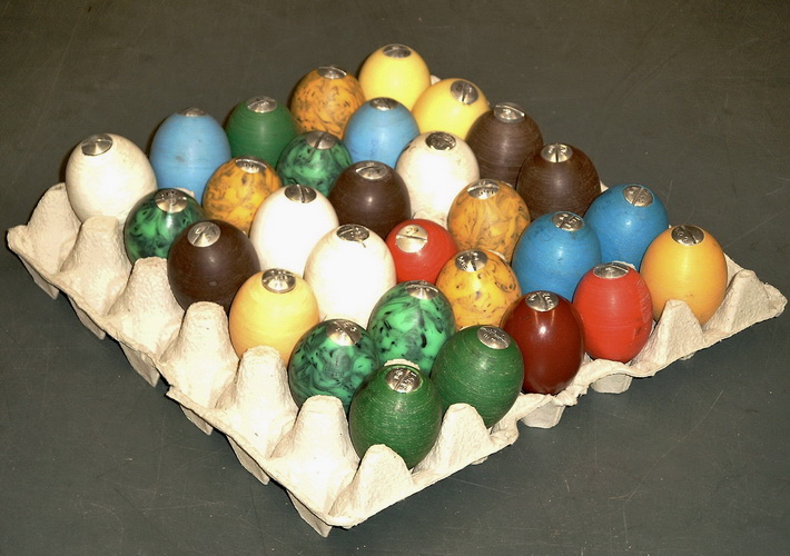 dreißig verschiedenfarbige Prüfeier liegen in einem Eierkarton