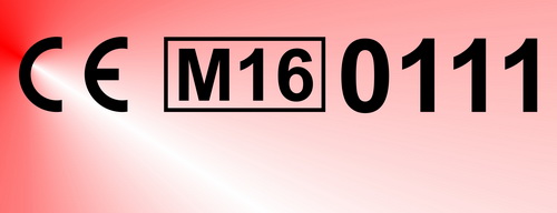 Schwarze Buchstaben auf rotem Untergrund gedruckt mit der Metrologie-Kennzeichnung CE M16 0111. Der Teil M16 ist mit einem Rechteck schwarz umrandet.