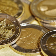 Mehrere 2 Euro Münzen liegen übereinander auf einem Tisch