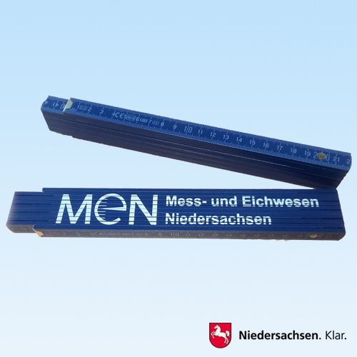 2 blaue Gliedermaßstäbe mit MEN-Logo