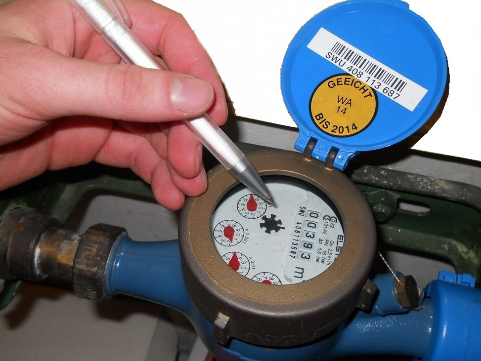 ein geöffneter Wasserzähler mit blauem Deckel, ein Kuli zeigt auf Daten auf der Inneseite des Wasserzählers